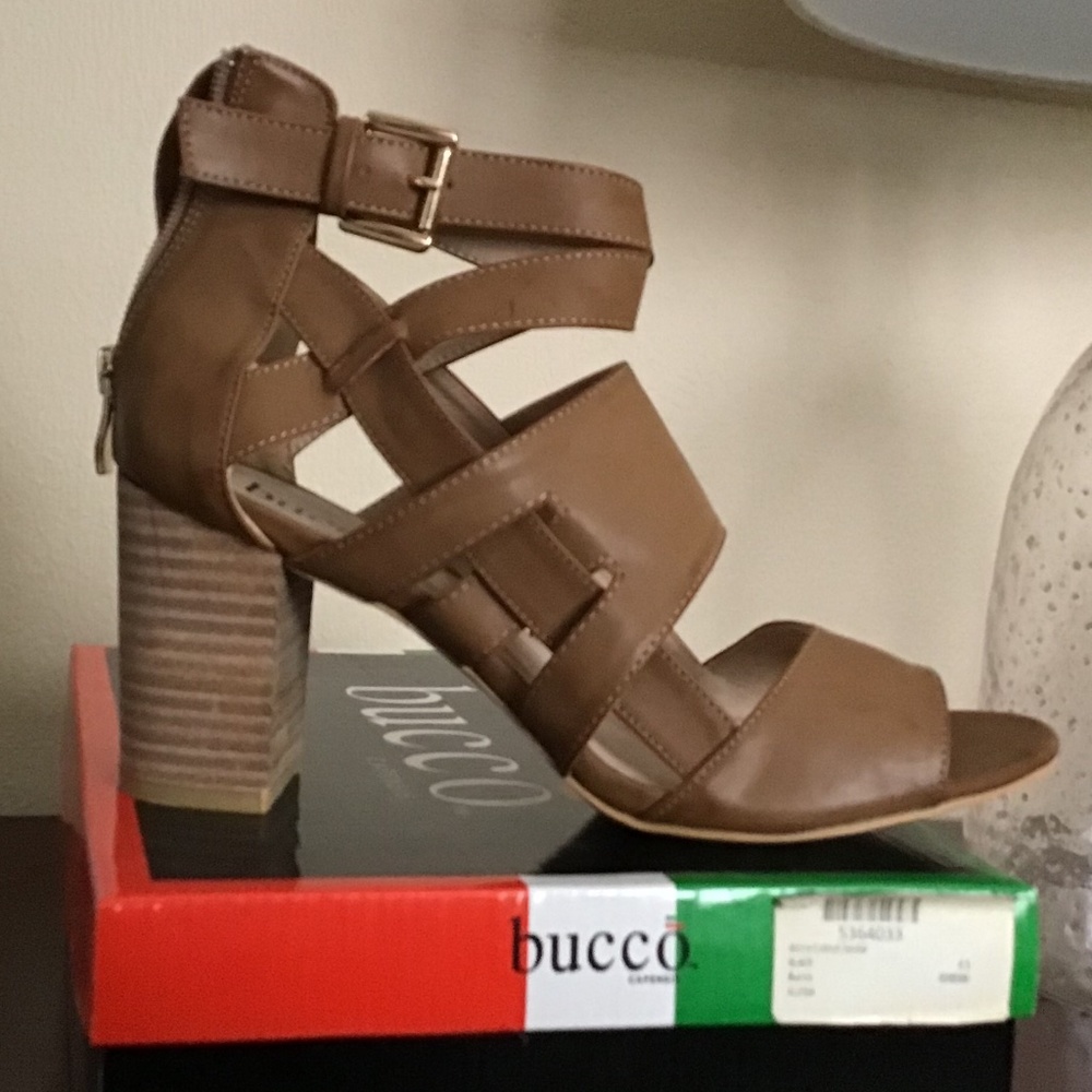 NIB Bucco Women’s Strappy Sandals Size 8.5